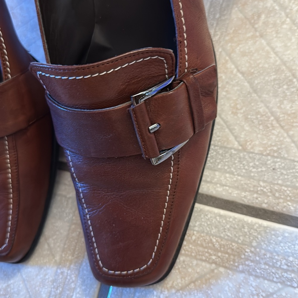 Woman’s size 10 brown leather heels with beautiful silver buckle and stitching - Picture 3 of 11